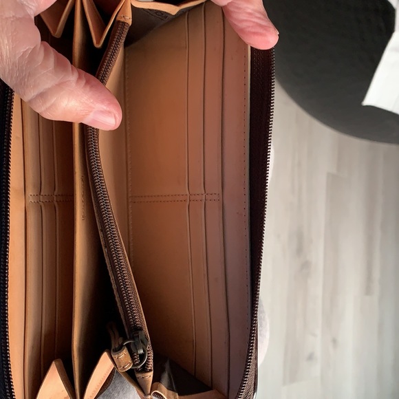 COACH ZIP AROUND WALLET - Picture 5 of 8